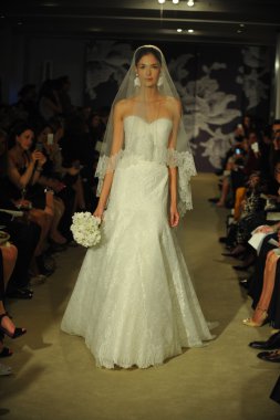 carolina herrera gösterisi sırasında modeli