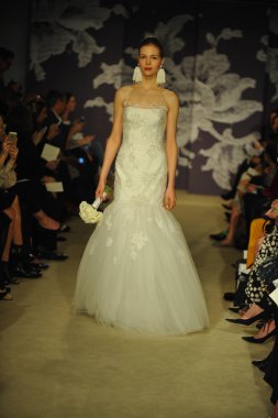 carolina herrera gösterisi sırasında modeli