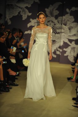 carolina herrera gösterisi sırasında modeli