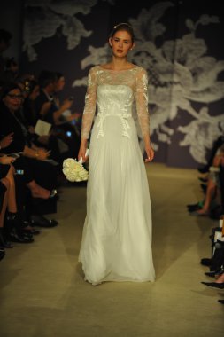 carolina herrera gösterisi sırasında modeli