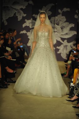 carolina herrera gösterisi sırasında modeli