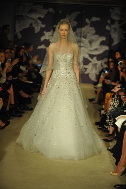 carolina herrera gösterisi sırasında modeli