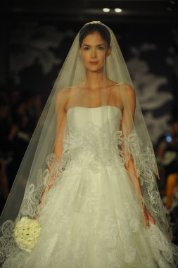 carolina herrera gösterisi sırasında modeli