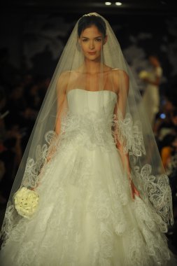 carolina herrera gösterisi sırasında modeli