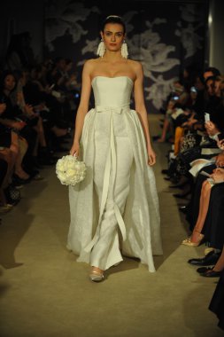 carolina herrera gösterisi sırasında modeli