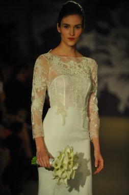 carolina herrera gösterisi sırasında modeli