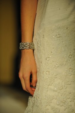 model sırasında oleg cassini gösterisi