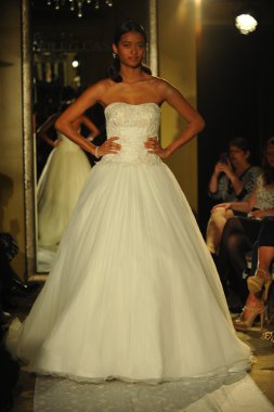 model sırasında oleg cassini gösterisi