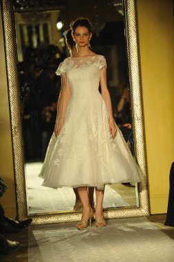 model sırasında oleg cassini gösterisi