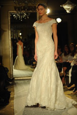 model sırasında oleg cassini gösterisi