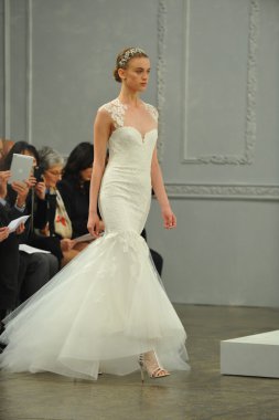 monique lhullier gösterisi sırasında modeli