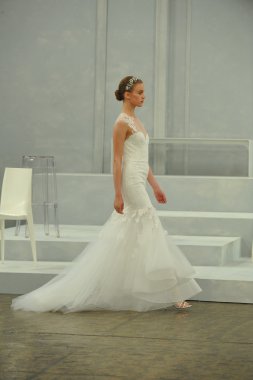 monique lhullier gösterisi sırasında modeli