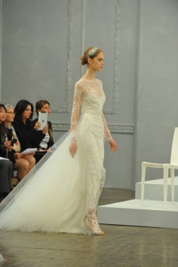 monique lhullier gösterisi sırasında modeli