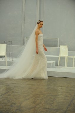 monique lhullier gösterisi sırasında modeli