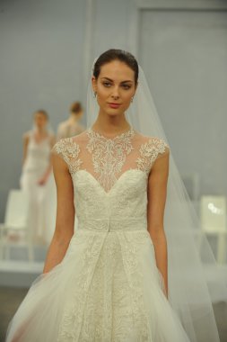 monique lhullier gösterisi sırasında modeli