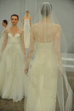 monique lhullier gösterisi sırasında modeli