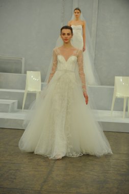 monique lhullier gösterisi sırasında modeli