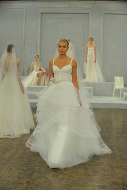 monique lhullier gösterisi sırasında modeli