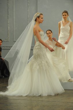 monique lhullier gösterisi sırasında modeli