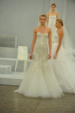 monique lhullier gösterisi sırasında modeli