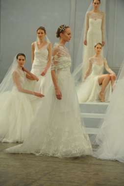 monique lhullier gösterisi sırasında modeli