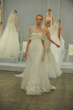 monique lhullier gösterisi sırasında modeli