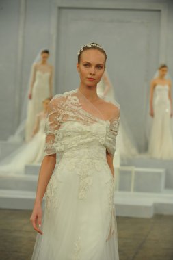 monique lhullier gösterisi sırasında modeli