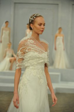 monique lhullier gösterisi sırasında modeli