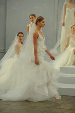 monique lhullier gösterisi sırasında modeli