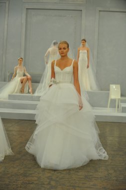 monique lhullier gösterisi sırasında modeli