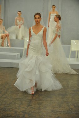 monique lhullier gösterisi sırasında modeli
