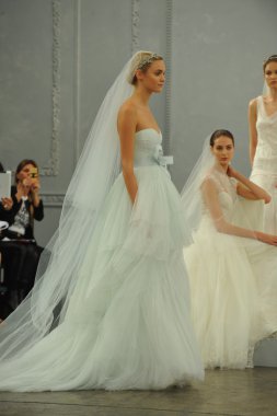 monique lhullier gösterisi sırasında modeli