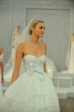 monique lhullier gösterisi sırasında modeli