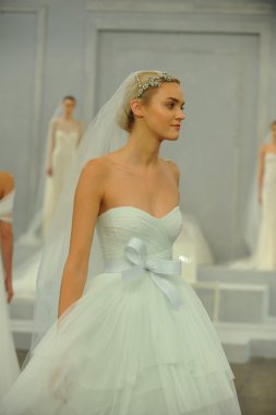monique lhullier gösterisi sırasında modeli