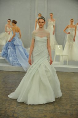 monique lhullier gösterisi sırasında modeli