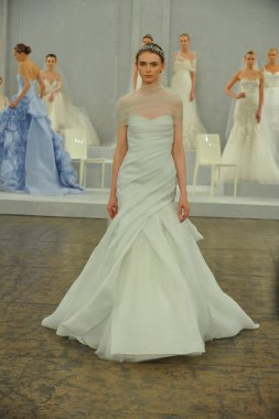 monique lhullier gösterisi sırasında modeli