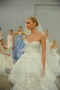 monique lhullier gösterisi sırasında modeli