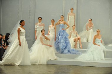 monique lhullier gösterisi sırasında modeli