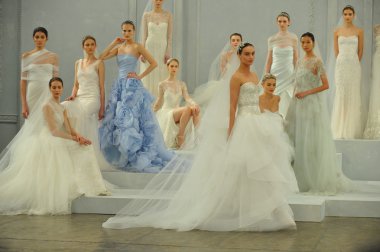 monique lhullier gösterisi sırasında modeli