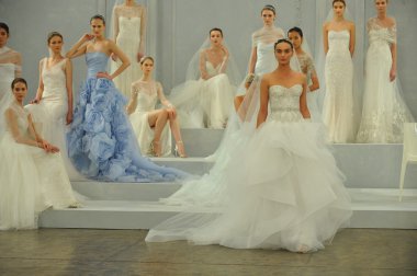 monique lhullier gösterisi sırasında modeli