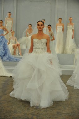 monique lhullier gösterisi sırasında modeli
