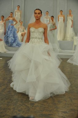 monique lhullier gösterisi sırasında modeli