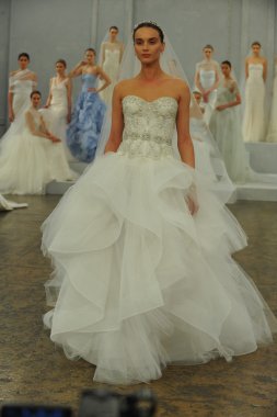 monique lhullier gösterisi sırasında modeli