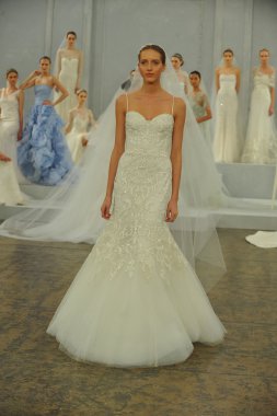 monique lhullier gösterisi sırasında modeli