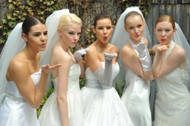 Justina mccaffrey gösterisi sırasında poz modelleri