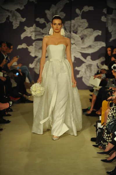 Modell under carolina herrera show — Stockfoto