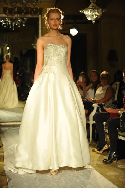 Modelo durante Oleg Cassini show — Fotografia de Stock