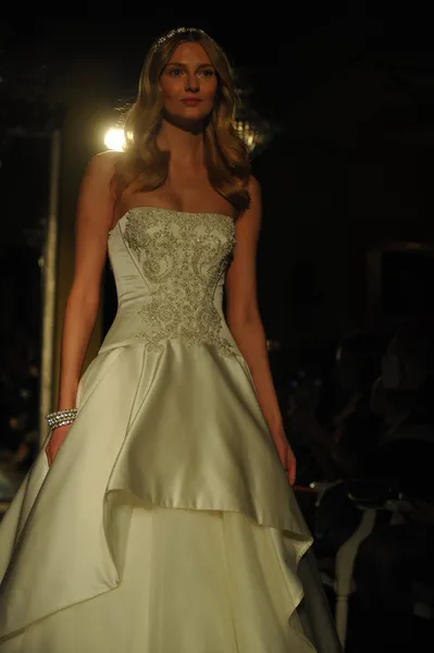 Modelo durante Oleg Cassini show — Fotografia de Stock