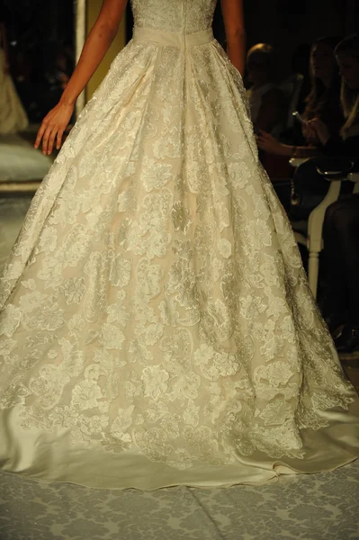 Modelo durante Oleg Cassini show —  Fotos de Stock