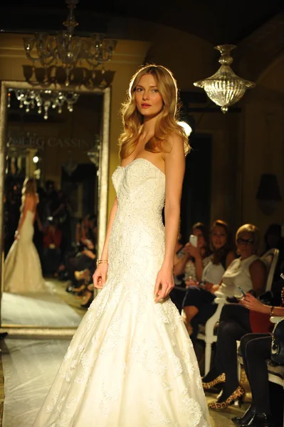 Model during Oleg Cassini show — Stock Photo, Image